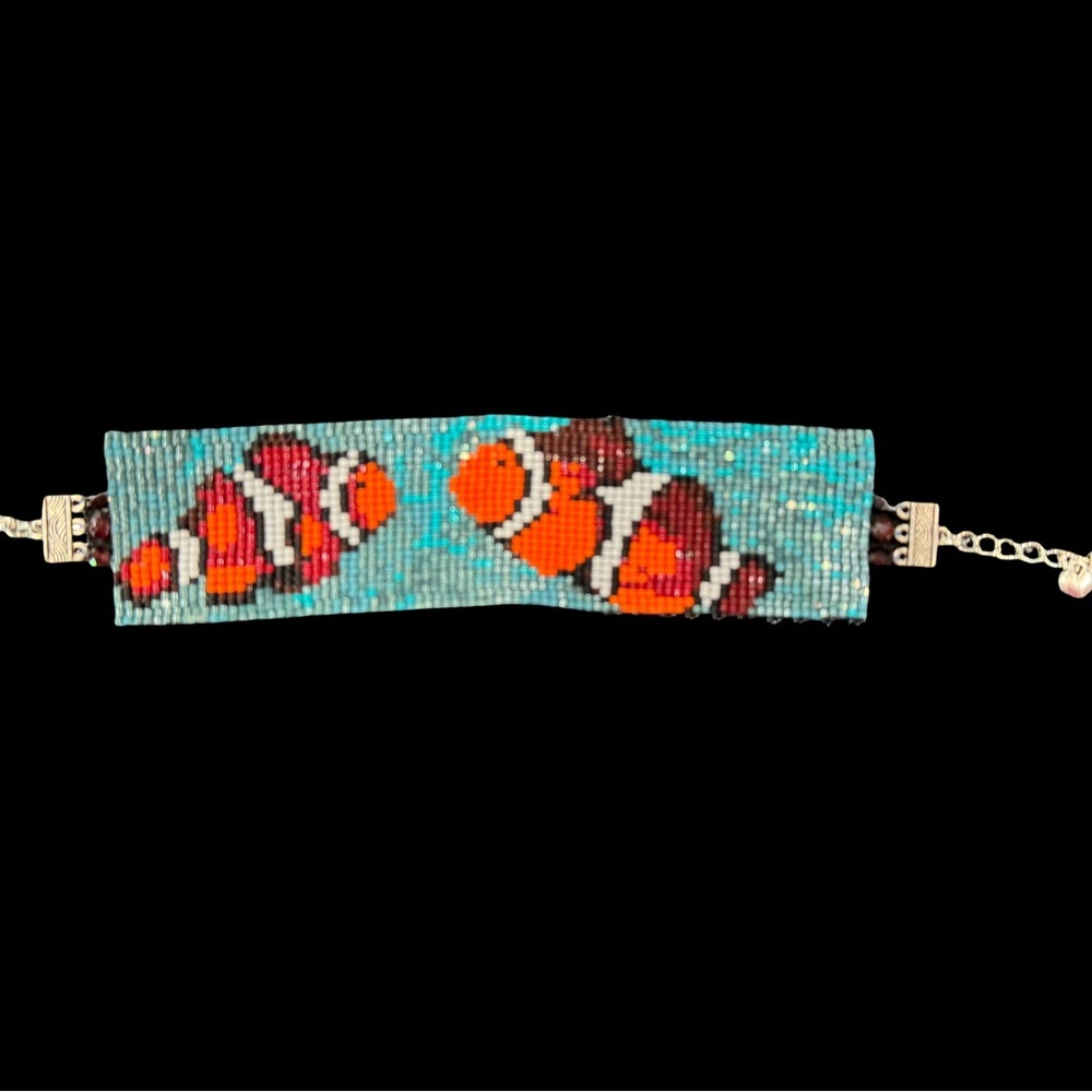 Hand Crafted beaded bracelet with clown fish in ocean garnet accents adjustable - Picture 5 of 8